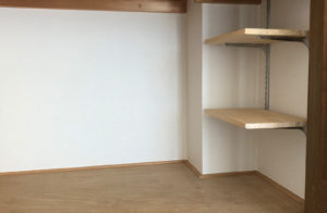 余ったクロスの使い方！クローゼットにクロスを貼ると明るく、おしゃれに!?